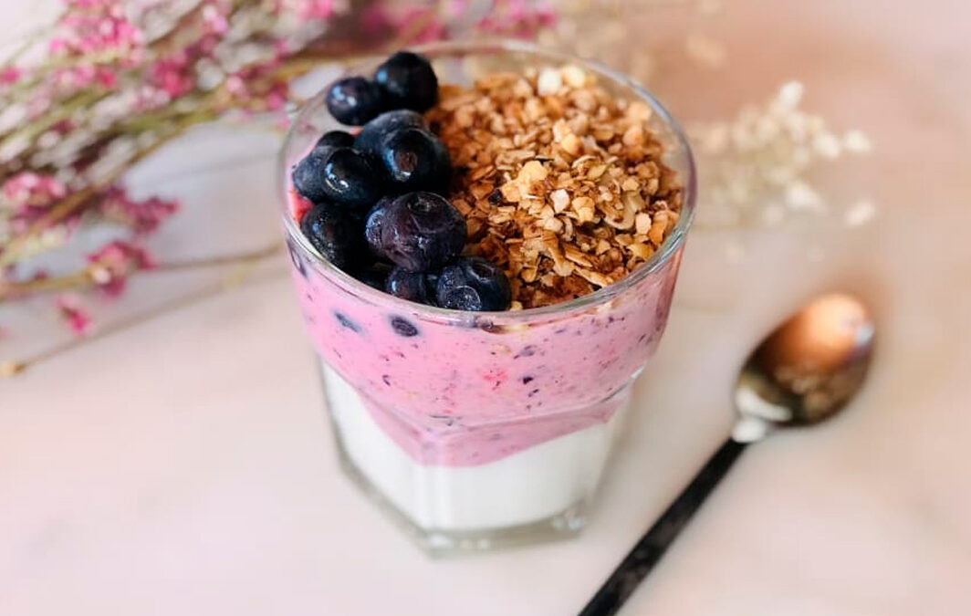 Snack de granola con yogurt y arándanos